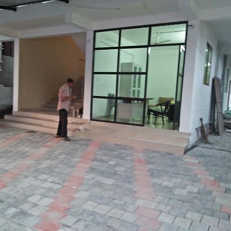 Metro Mens Hostel Kochi Eksteriør bilde